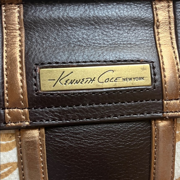 Kenneth Cole Retro Leather purse - Picture 4 of 16
